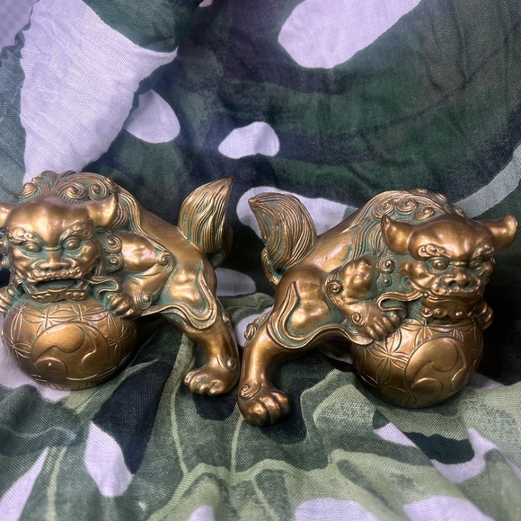 Vintage Brass Foo Dog Statues Pair Chinese Guardian Lions Gold & Green Feng Shui - Picture 3 of 13
